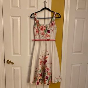 Beautiful summer dress I only wear it once. Size M